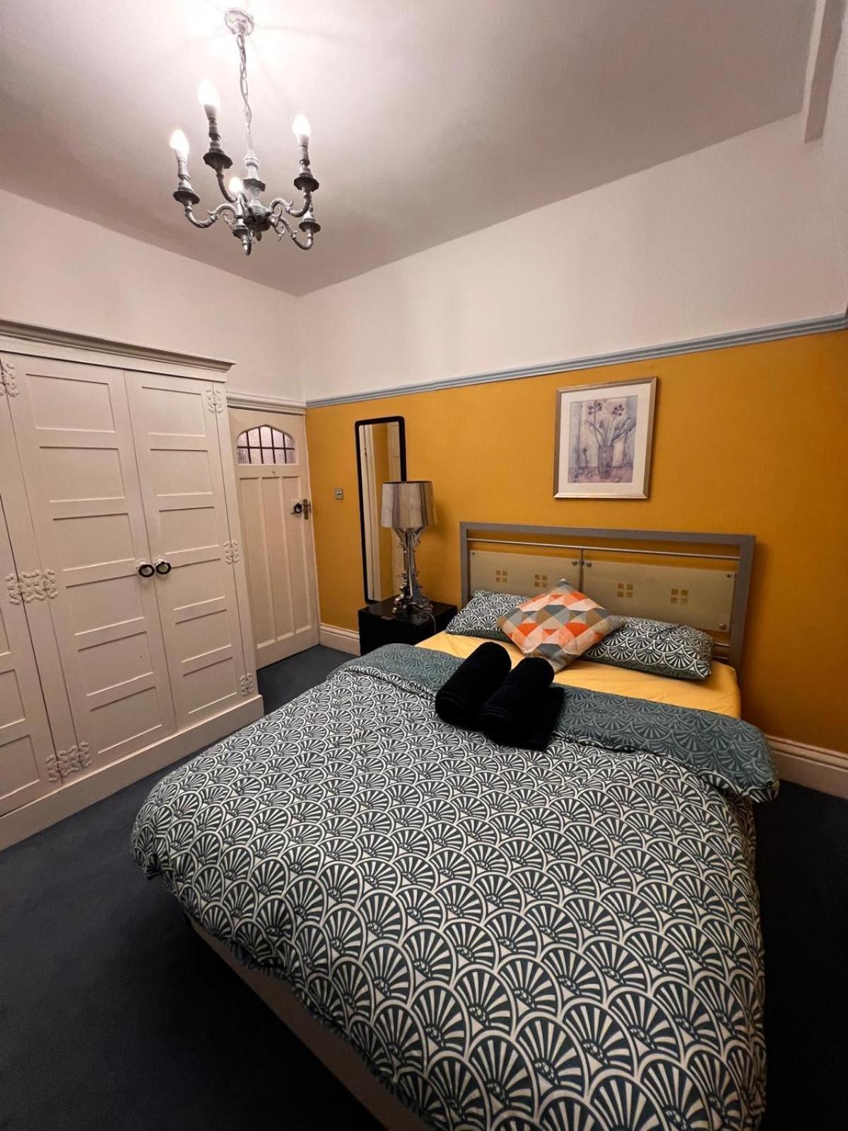 Perfect Location Double In Former Monastery! Homestay London